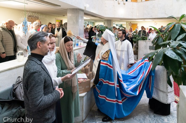 Патриарший Экзарх вознес молитвы об исцелении болящих и совершил чин великого освящения воды в 10-й городской клинической больнице города Минска