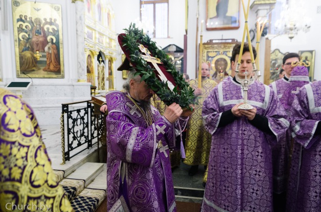 В канун Недели Крестопоклонной Митрополит Вениамин совершил всенощное бдение с чином выноса Креста в Свято-Духовом кафедральном соборе города Минска