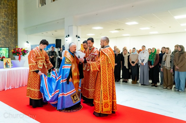 Митрополит Вениамин посетил компанию «Дана Астра» и совершил пасхальный молебен