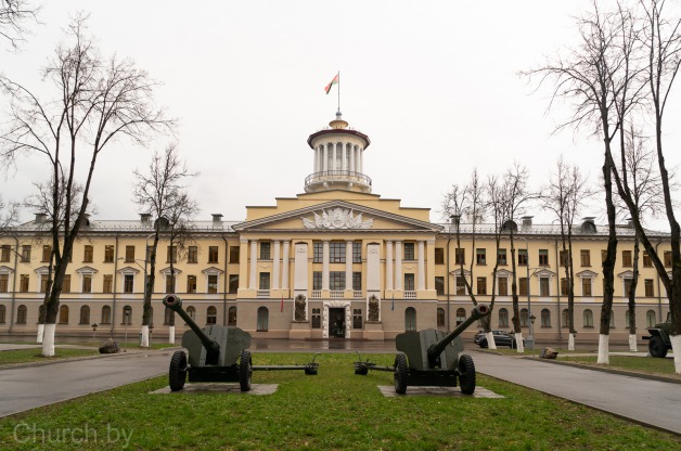 Патриарший Экзарх совершил пасхальную вечерню в Военной академии Республики Беларусь