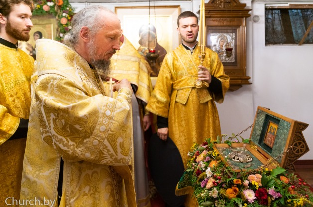В Неделю 15-ю по Пятидесятнице и день памяти перенесения благоверных князей Петра и княгини Февронии Муромских Митрополит Вениамин совершил Божественную литургию в храме Богоявленского прихода города Минска