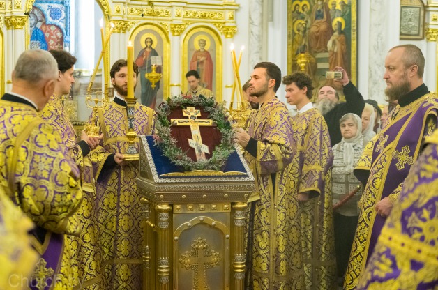 В канун праздника Воздвижения Честного и Животворящего Креста Господня Митрополит Вениамин совершил всенощное бдение в Свято-Духовом кафедральном соборе города Минска