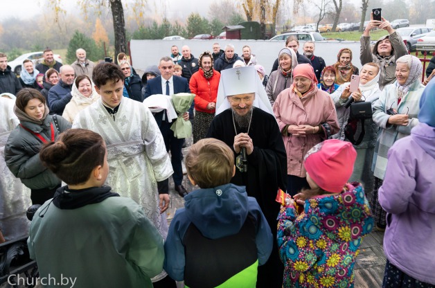 Патриарший Экзарх совершил малое освящение Никольского храма деревни Юхновки и возглавил в нем Божественную литургию